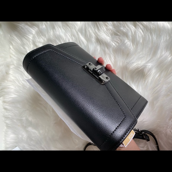 MK Kinsley Med Wallet Crossbody - Picture 6 of 8